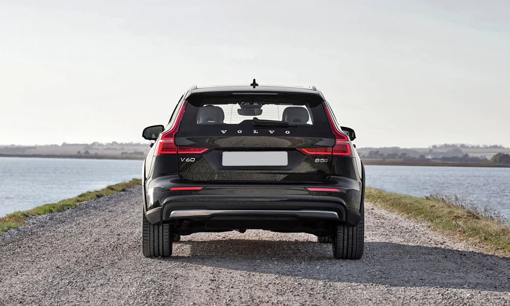 Фото Volvo V60 Cross Country (2024) — вид сзади, фото 4. Графика фонарей, бампер и оформление пятой двери. Насадки выхлопа или их имитация внизу бампера различают версии Volvo V60 Cross Country (2024) — вид сзади, фото 4