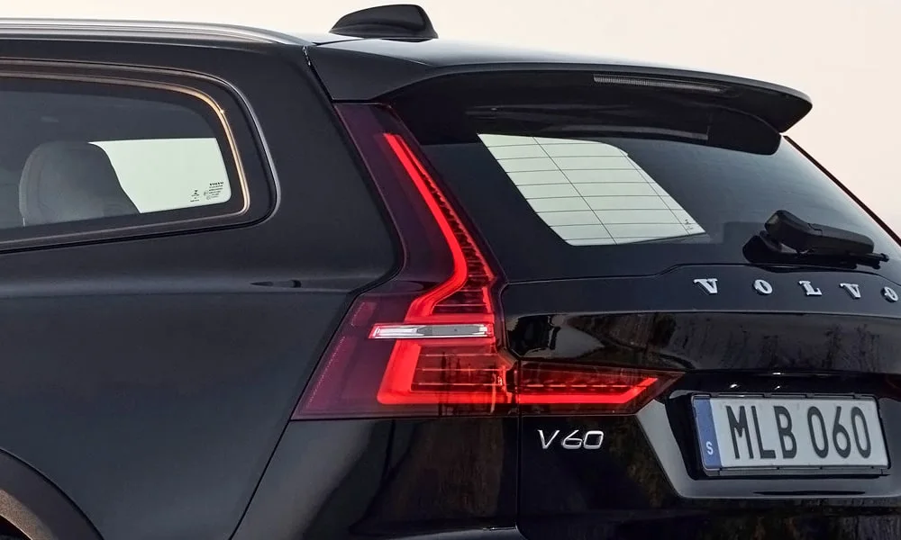 Фото Volvo V60 Cross Country (2024) — вид сзади, фото 6. Корма в чёрном цвете: графика фонарей и пластика пятой двери. Светодиодная полоса или раздельные секции — задняя оптика стала главным украшением кормы Volvo V60 Cross Country (2024) — вид сзади, фото 6
