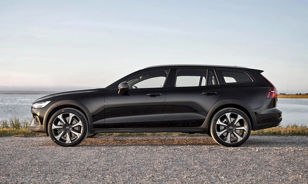 Volvo V60 Cross Country (2024) — вид сбоку
