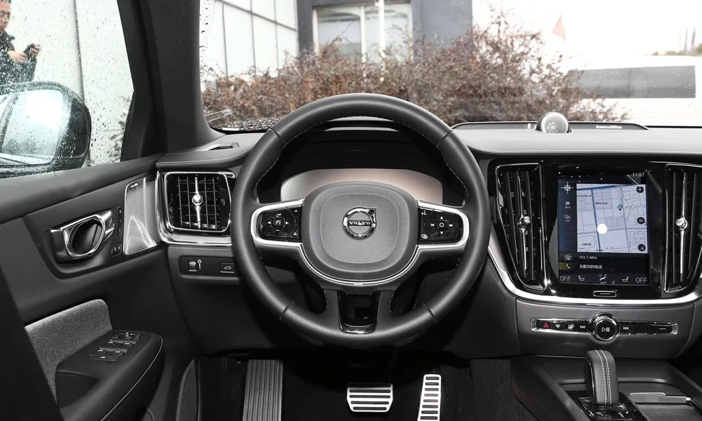 Фото Volvo V60 Cross Country (2024) — руль. Обшивка обода и компоновка спиц крупным планом. Клавиши на спицах управляют медиа, круизом и ассистентами — руки остаются на руле Volvo V60 Cross Country (2024) — руль