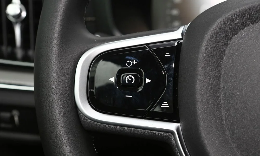 Фото Volvo V60 Cross Country (2024) — руль, фото 2. Обшивка обода и компоновка спиц крупным планом. Обогрев обода — опция, которую оценят зимой Volvo V60 Cross Country (2024) — руль, фото 2