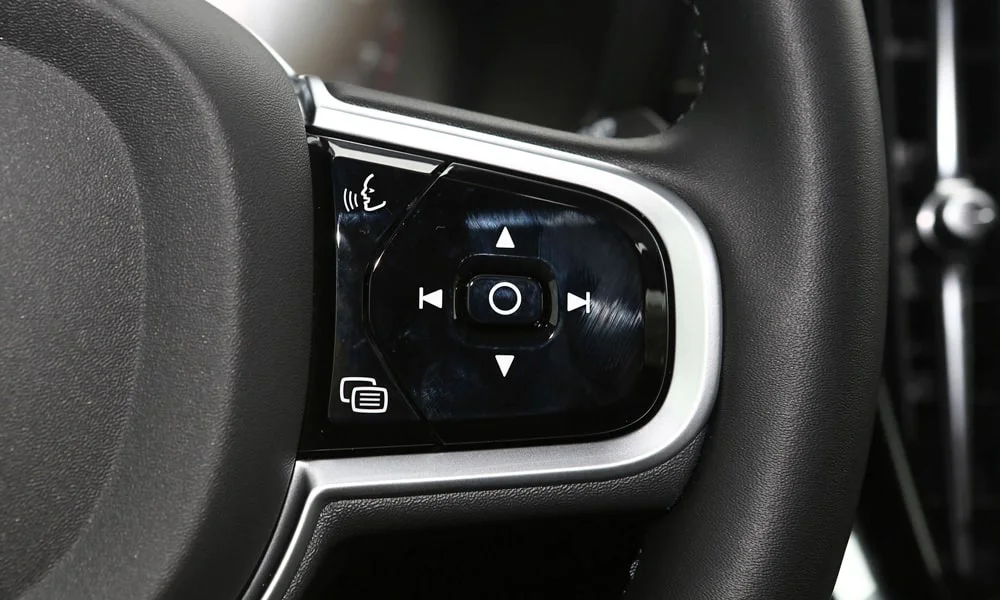 Фото Volvo V60 Cross Country (2024) — руль, фото 3. Обшивка обода и компоновка спиц крупным планом Volvo V60 Cross Country (2024) — руль, фото 3