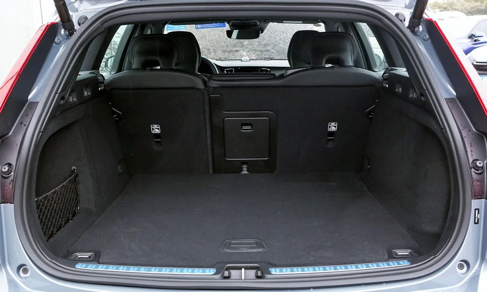 Фото Volvo V60 Cross Country (2024) — багажник. Грузовой отсек с открытой дверью: погрузочная высота и ширина проёма Volvo V60 Cross Country (2024) — багажник