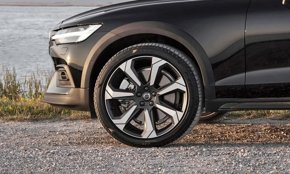 Фото Volvo V60 Cross Country (2024) — колесо и диск. Дизайн спиц и профиль резины крупным планом Volvo V60 Cross Country (2024) — колесо и диск