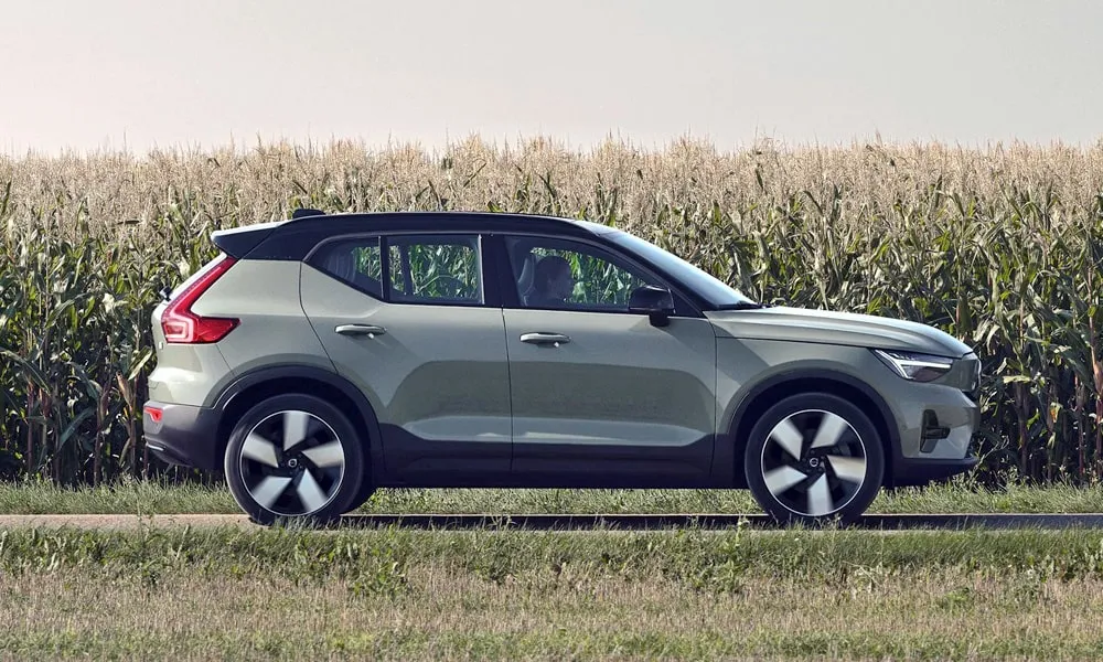 Volvo XC40 Recharge (2024) — вид сбоку, фото 2