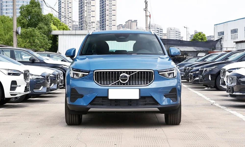 Volvo XC40 (2024) — вид спереди, фото 2