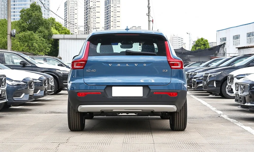 Volvo XC40 (2024) — вид сзади, фото 2