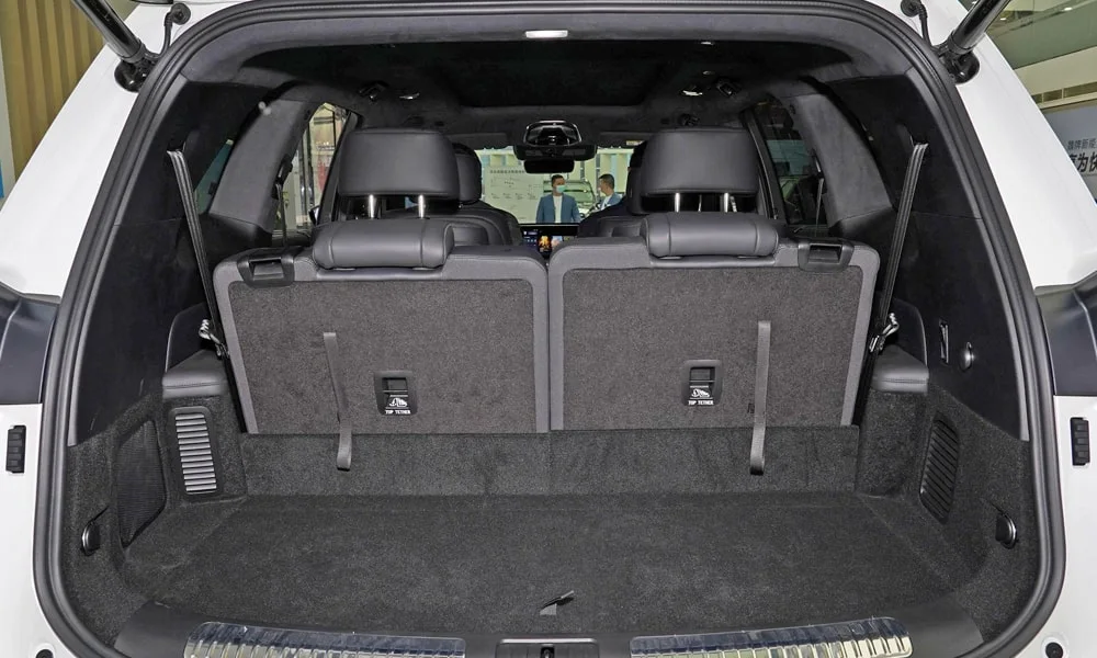 Фото WEY Wey Lanshan (2024) — багажник. Грузовой отсек с открытой дверью: погрузочная высота и ширина проёма. Спинки второго ряда складываются и расширяют отсек под длинные грузы WEY Wey Lanshan (2024) — багажник
